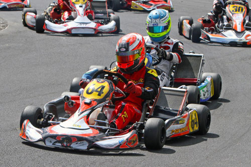 Ryan Grant (#64) leading Matthew Hamilton (#1) and the rest of the KZ2 field in the Pre-Final