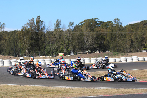 The victories were shared in the Junior Trophy Class heat races